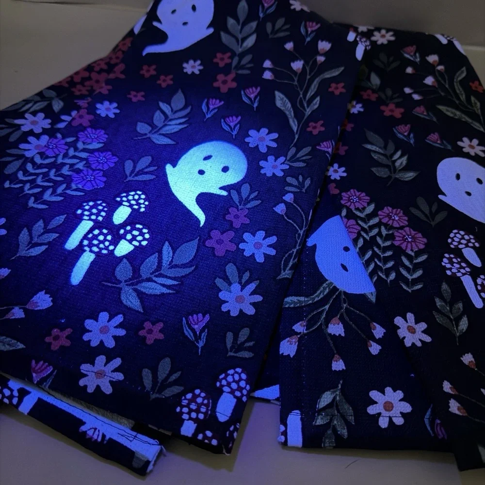 Halloween Tea Towels Set 2 Glow in the Dark NOS Rare Spooky Party Decor NOS NEW